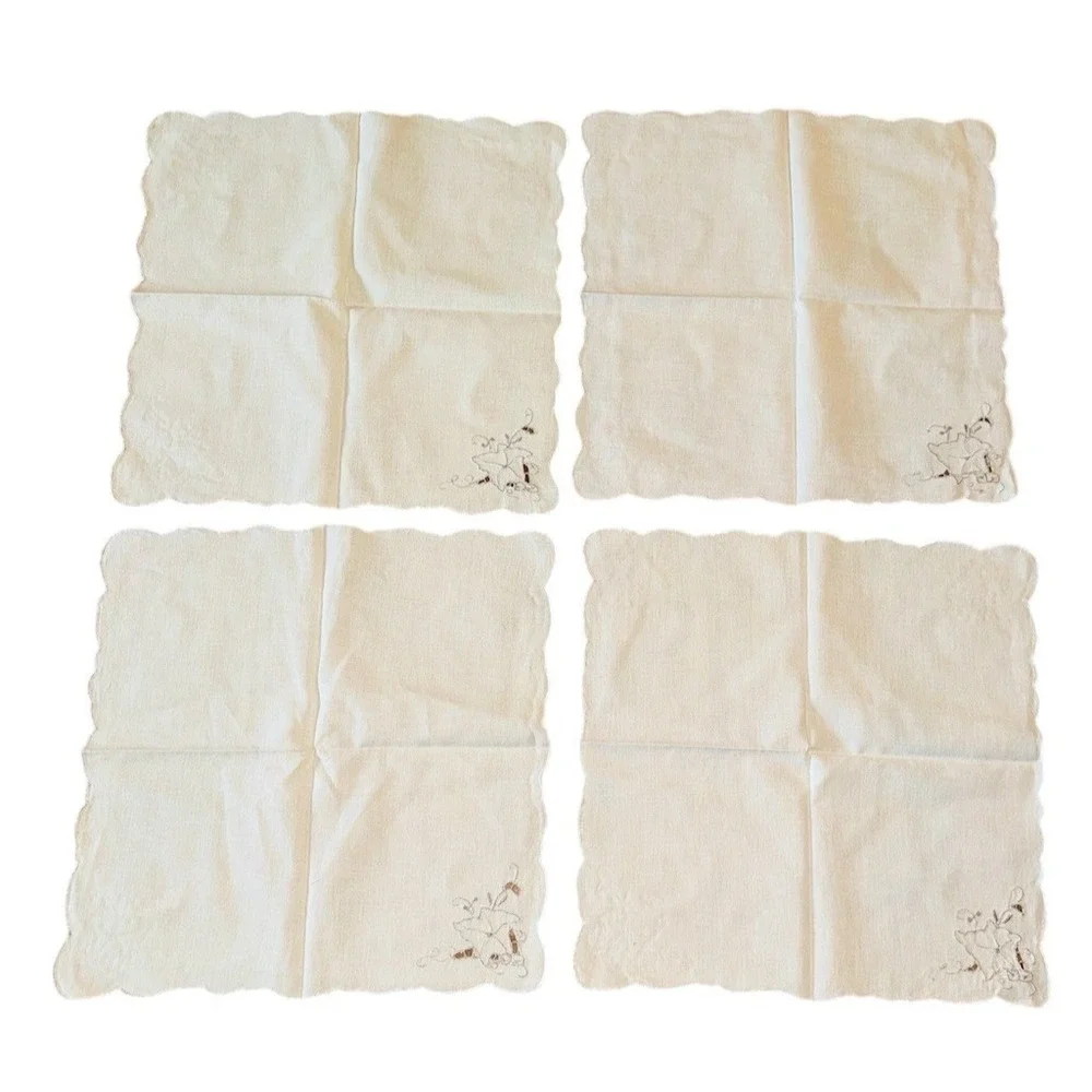 Set of 4 Vintage White linen napkins Scalloped Edge Embroidered Floral
